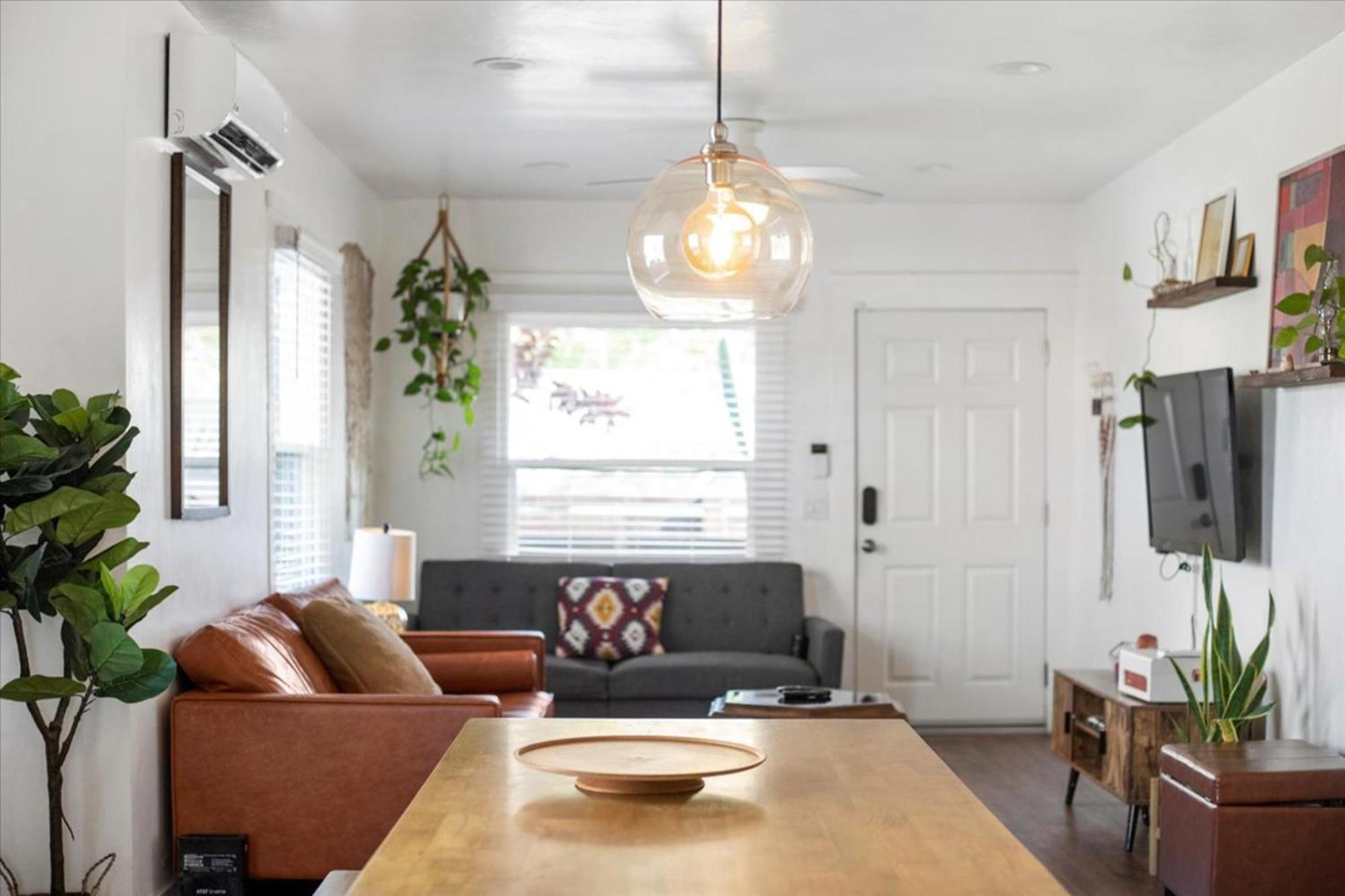 Holiday home New Beautiful Boho By Beach, Downtown + Shops *
