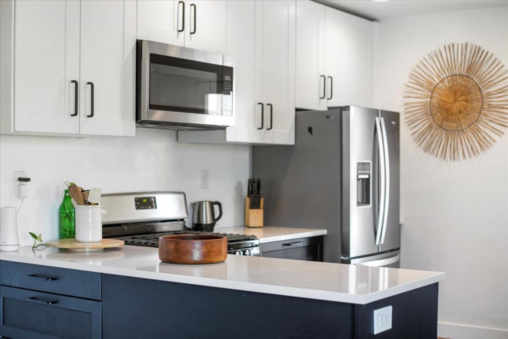New Beautiful Boho By Beach, Downtown + Shops Holiday home